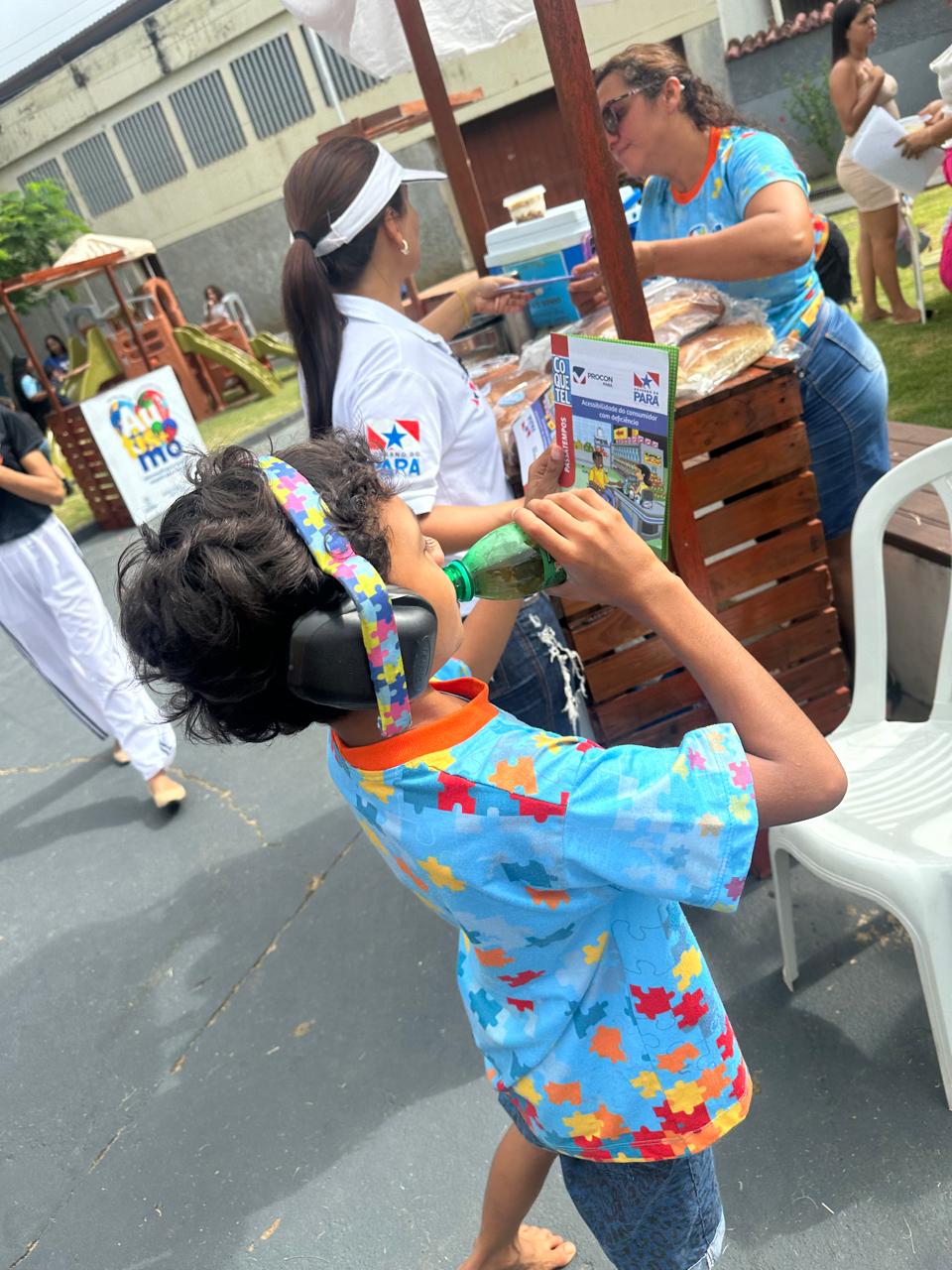 Equipe do Procon e do Núcleo Regional de Justiça de Altamira em ação pelo Abril Azul