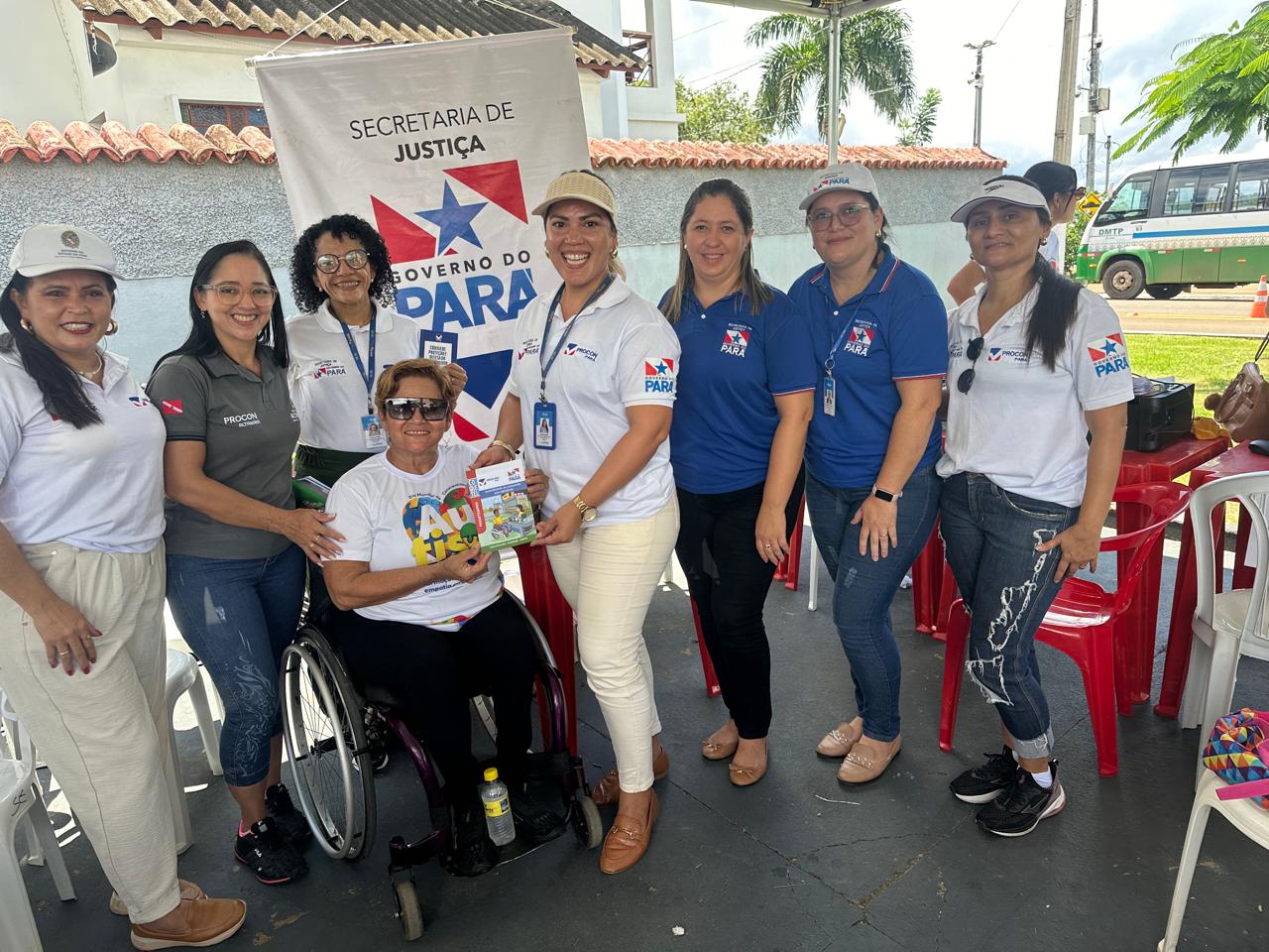 Equipe do Procon e do Núcleo Regional de Justiça de Altamira em ação pelo Abril Azul