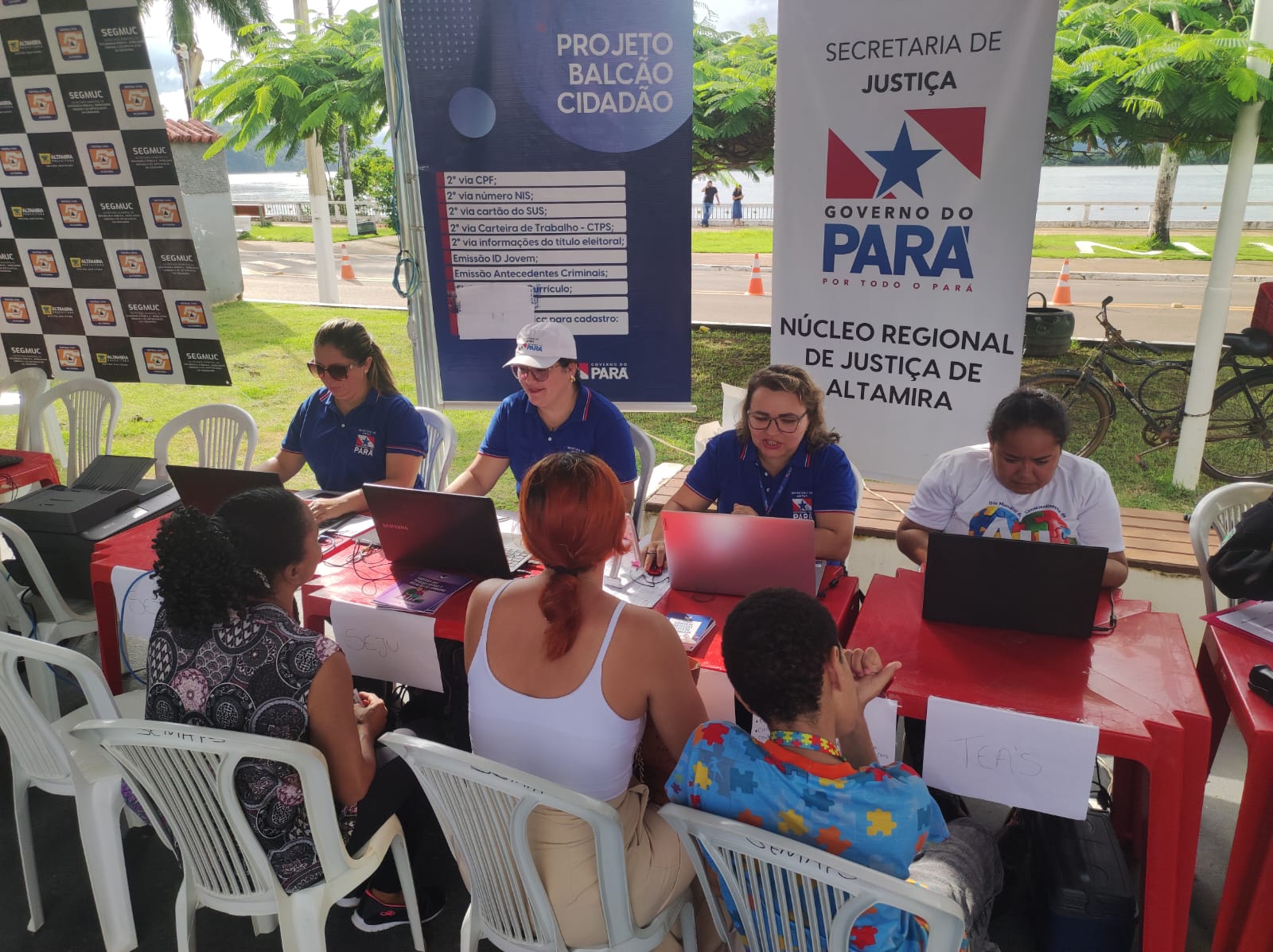 Equipe do Procon e do Núcleo Regional de Justiça de Altamira em ação pelo Abril Azul