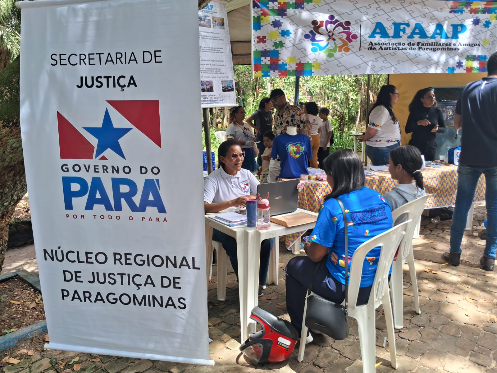 Equipe do Procon e do Núcleo Regional de Justiça de Altamira em ação pelo Abril Azul