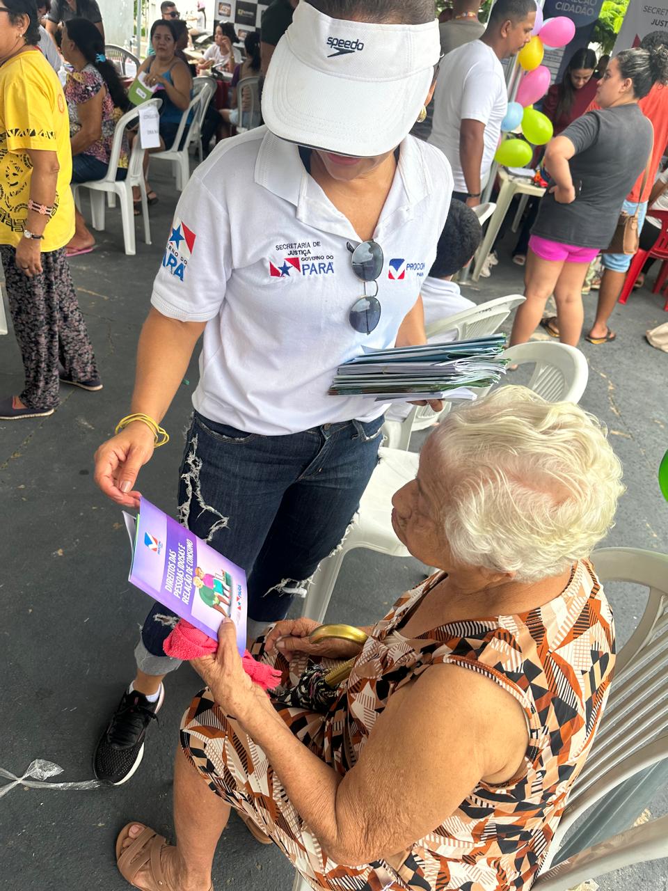 Equipe do Procon e do Núcleo Regional de Justiça de Altamira em ação pelo Abril Azul