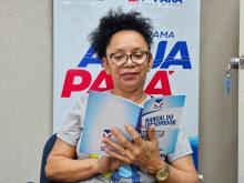 A consumidora Eny Magalhães aproveitou o atendimento para ler material informativo do Procon